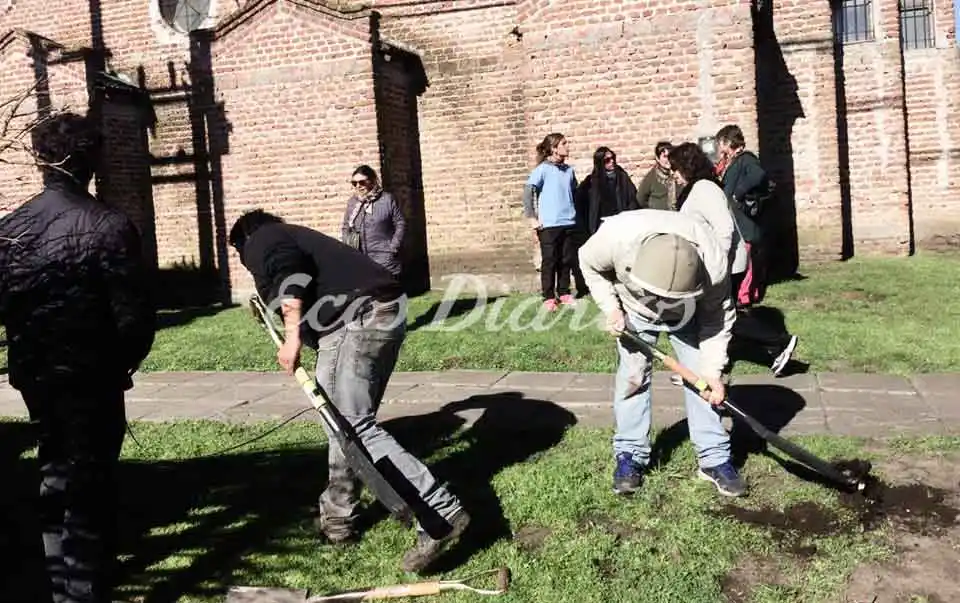 LOBERIA: Plantaron árboles en el  barrio Independencia