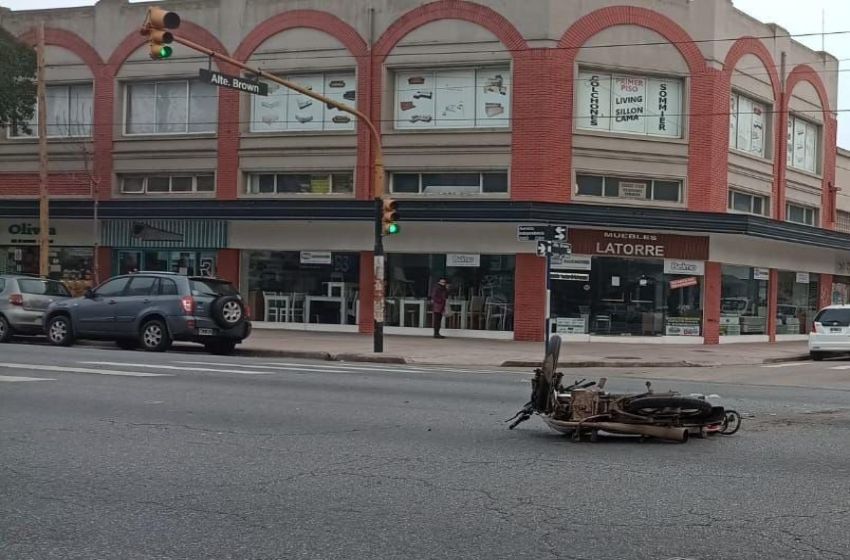 Motociclista internado con traumatismo de cráneo tras choque en Independencia
