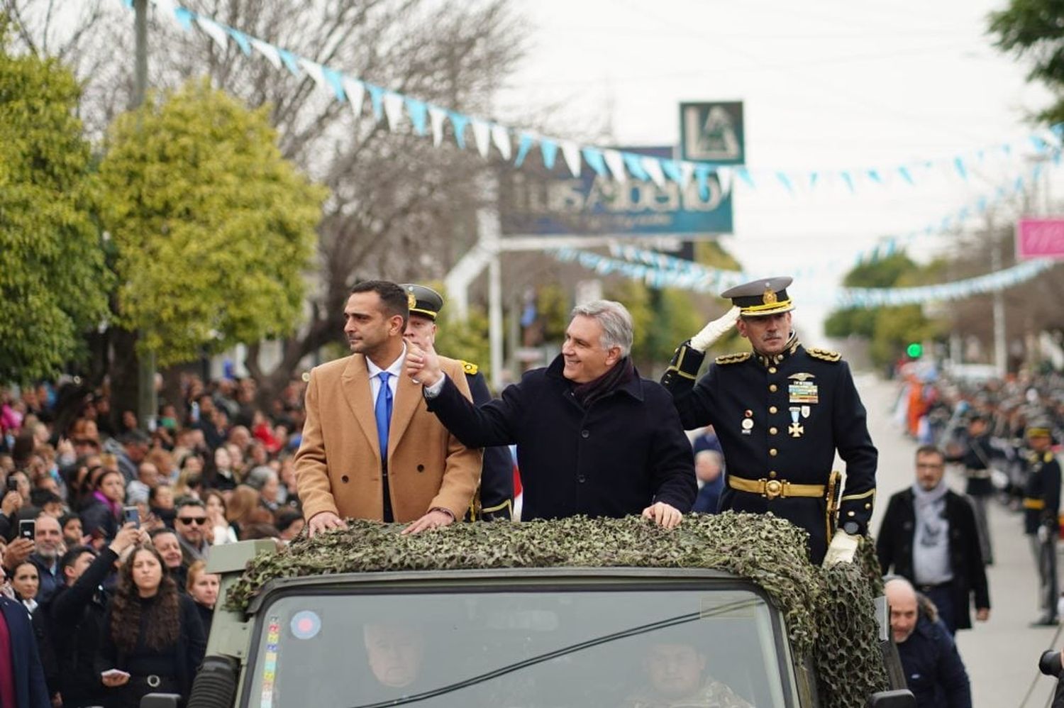 El gobernador encabezó el desfile en Río Segundo.