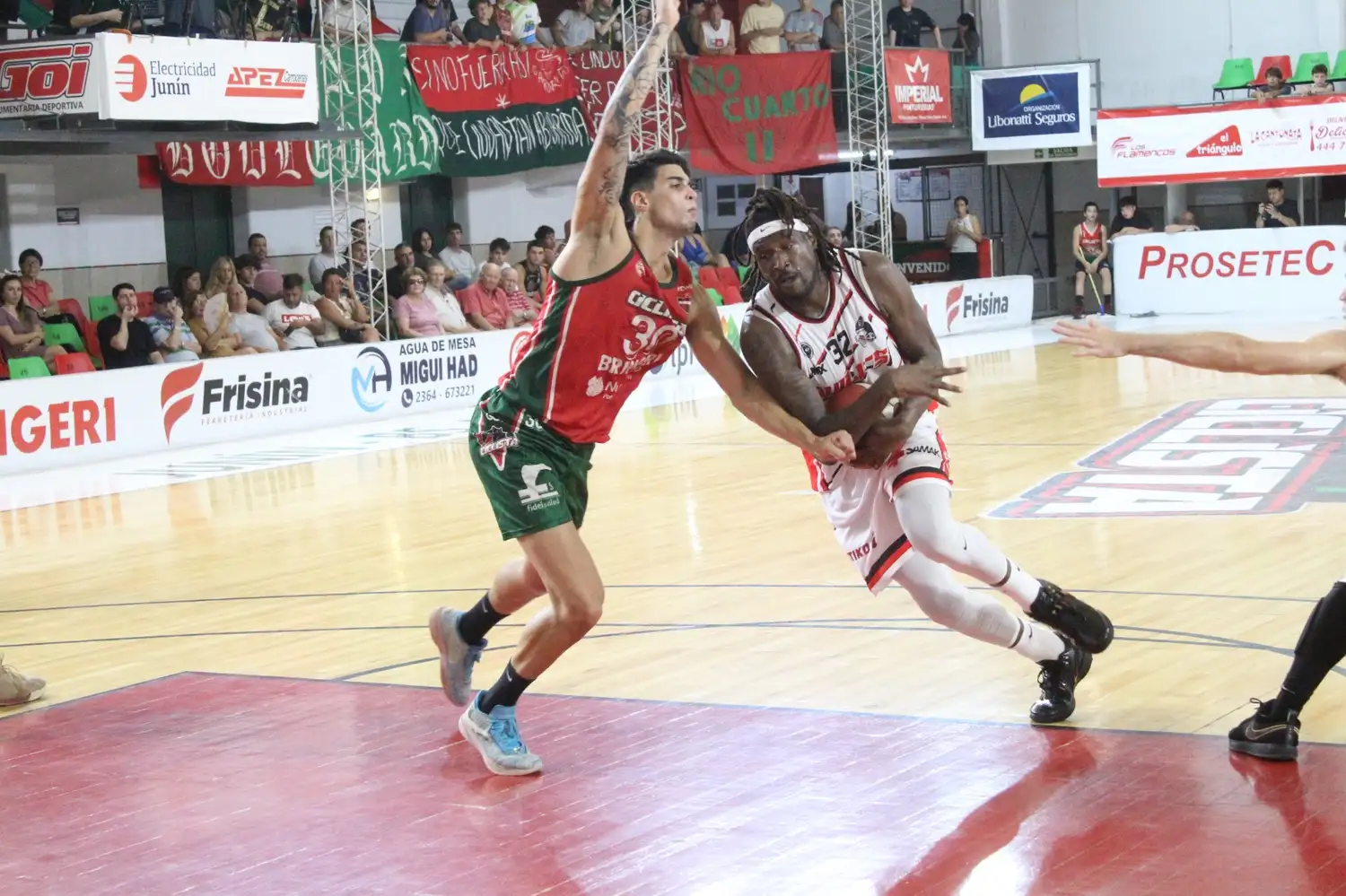 Tirrell Brown en la zona de la pintura (Foto: Prensa Ciclista)
