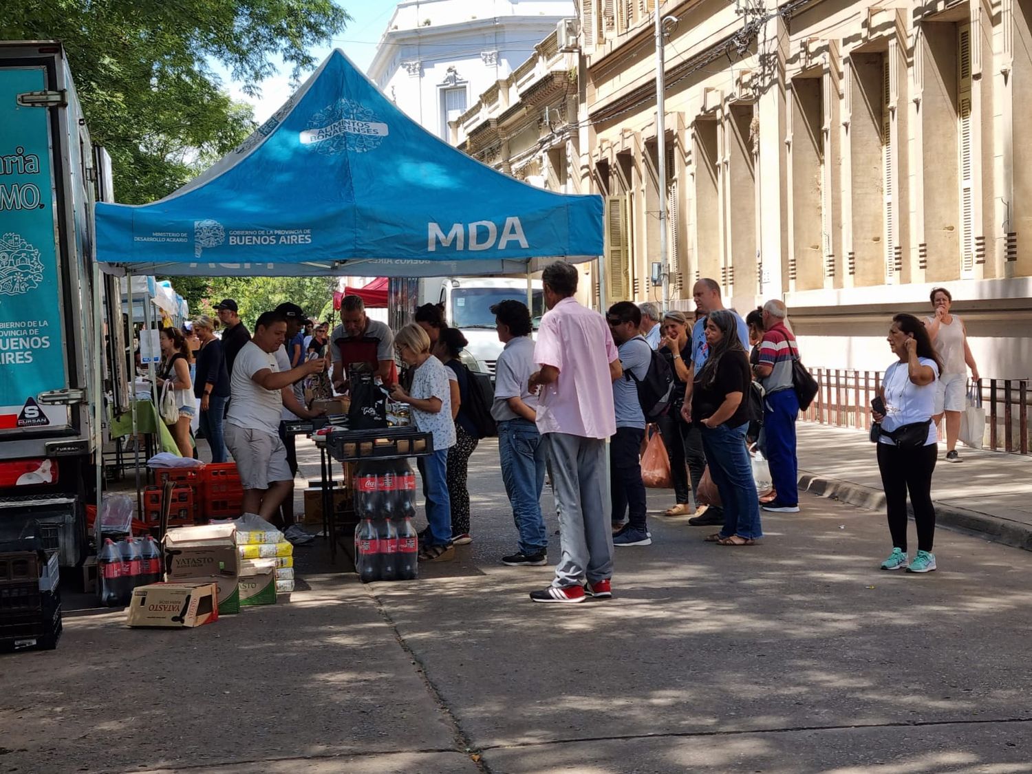 La fila más larga para Coca Cola, quesos al sol, yerba, leche y yogurt Yatasto, untable Tonadita y galletitas dulces.