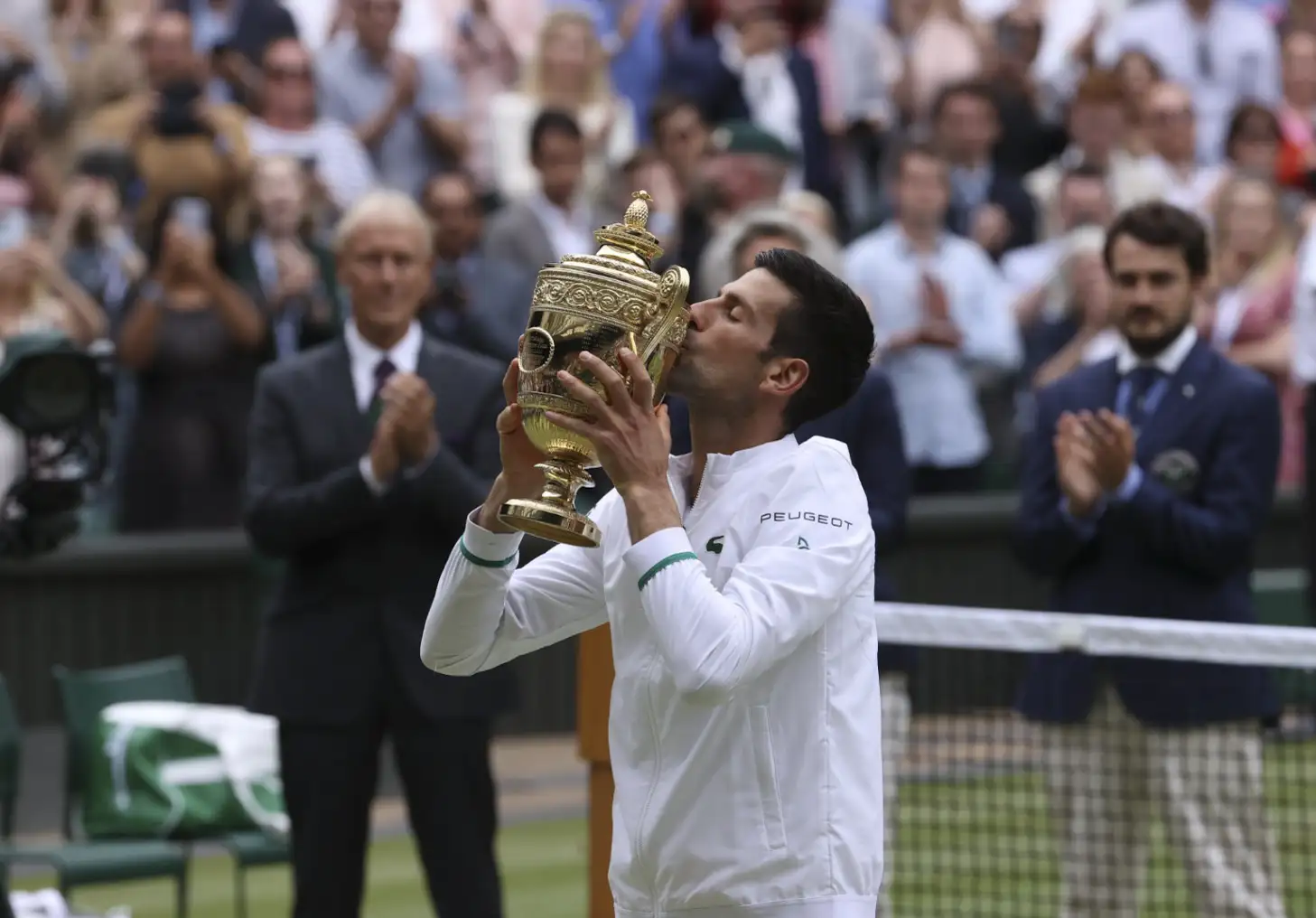 Djokovic y su trofeo de Grand Slam número 20.