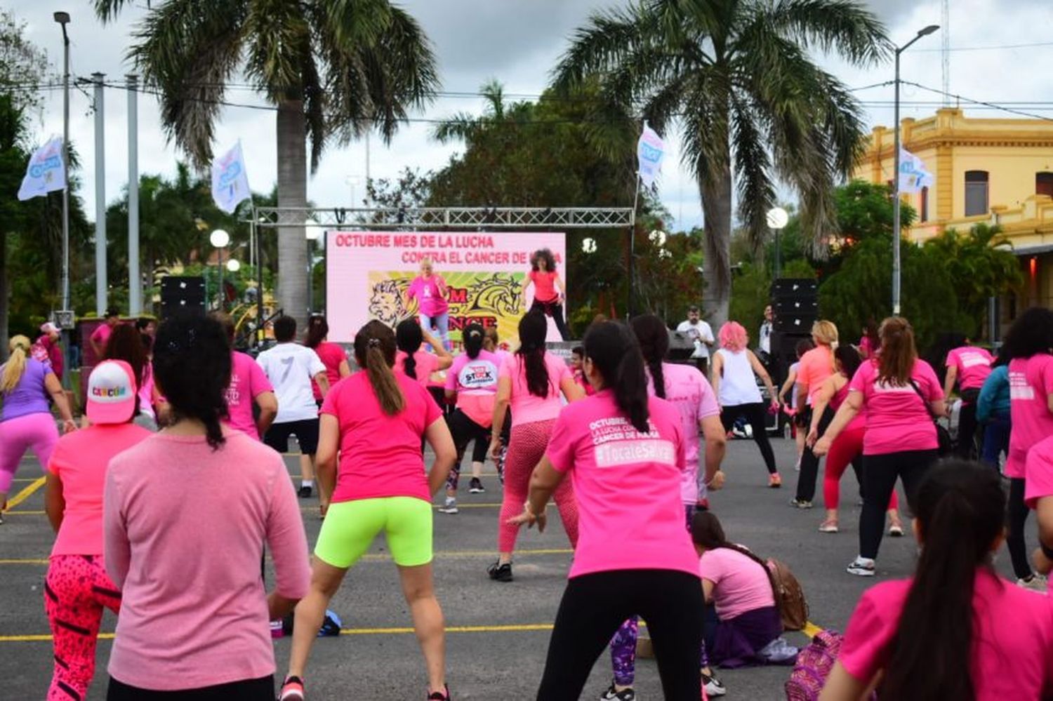 Octubre Rosa: Jornada de zumba en el playón municipal