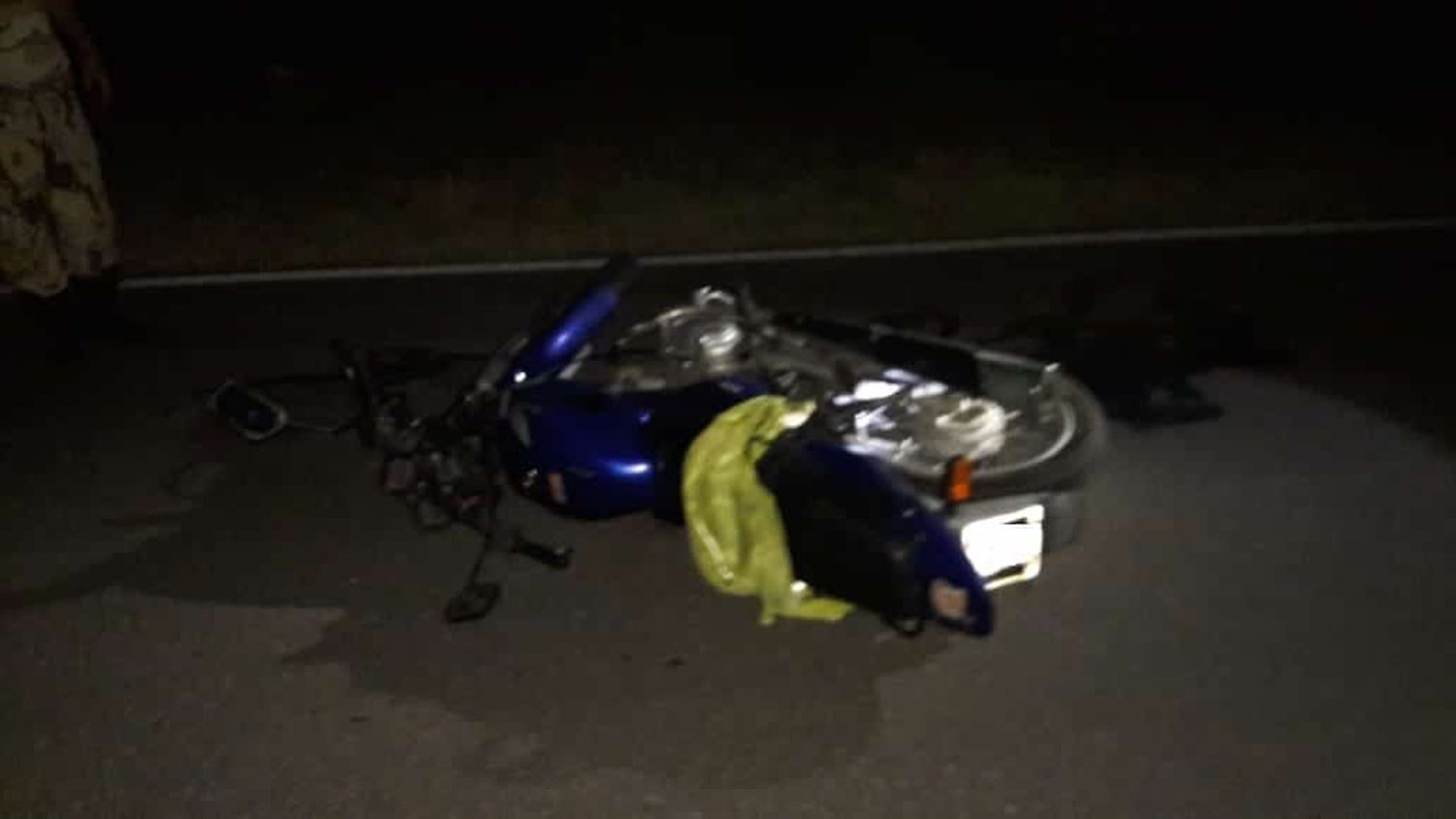 Perdió el control de la motocicleta y cayó al asfalto