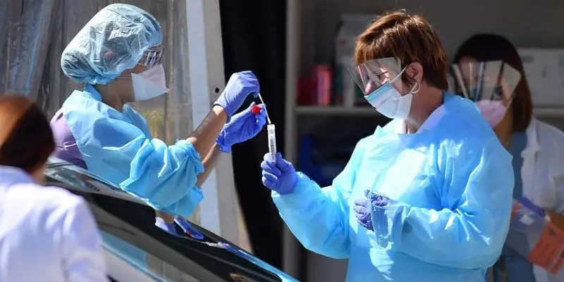 Al menos 900 trabajadores de salud han muerto por COVID-19 en EE.UU.