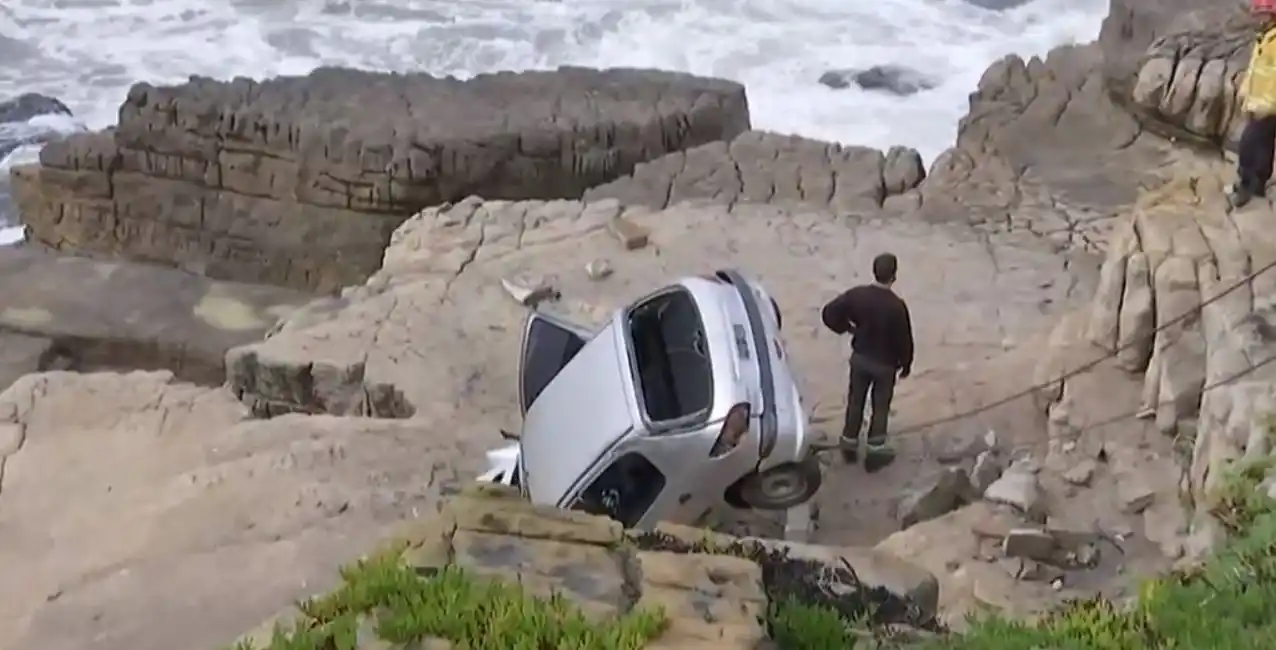 Impactante: un auto cayó al vacío y quedó incrustado entre las piedras