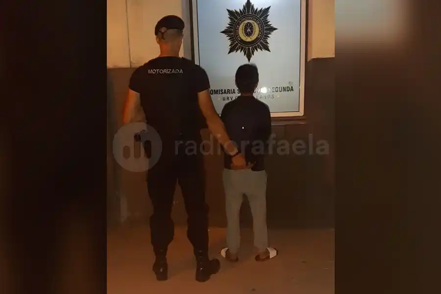 Con un amigo, quiso robarse golosinas de una estación de servicio y terminó detenido