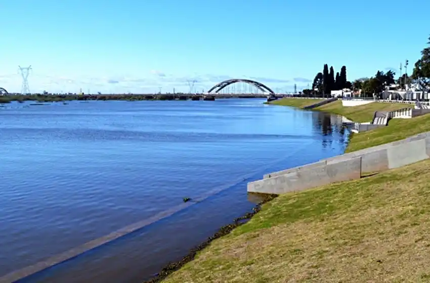 Buscan a una nena de seis años que cayó al río Salado en Santo Tomé