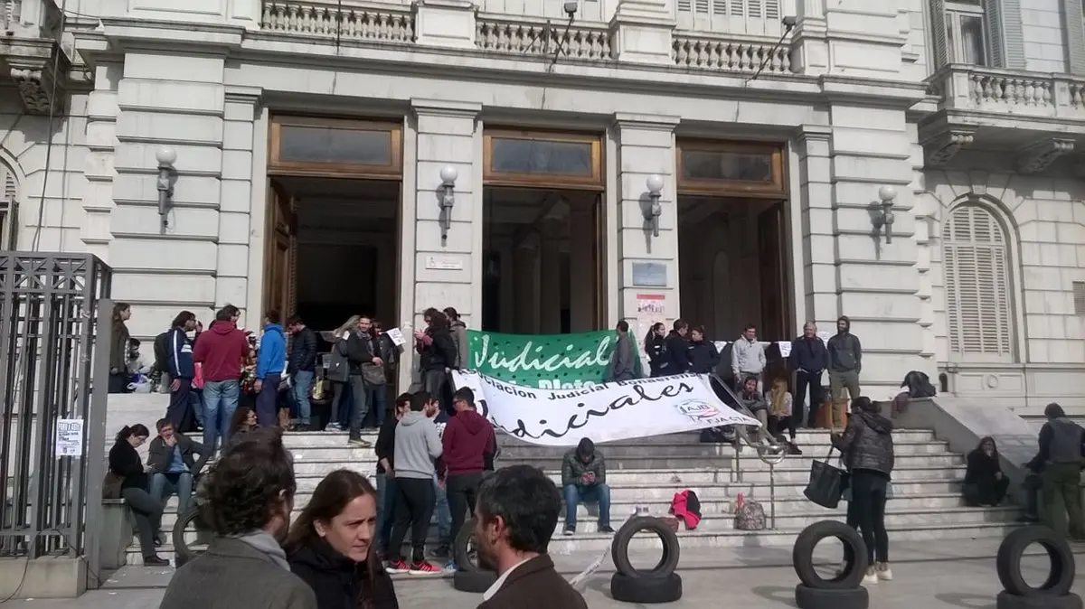Judiciales provinciales tomaron la Corte bonaerense y protestan al ritmo de "Despacito"