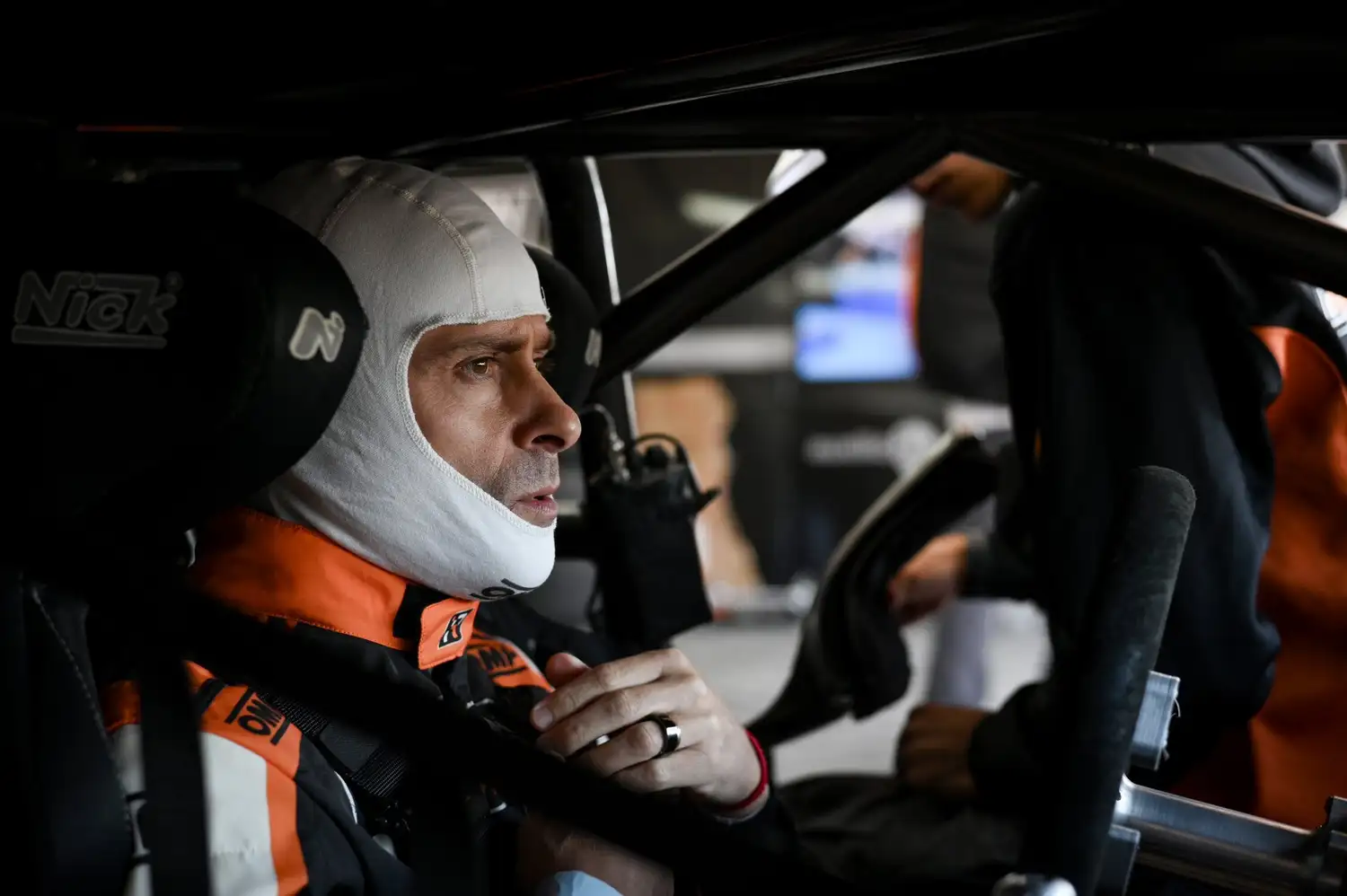 Christian Ledesma concentrado a bordo de su auto.
