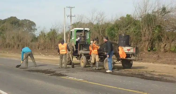 El municipio bachea Ruta 1001 y advierte por el incumplimiento de la repavimentación