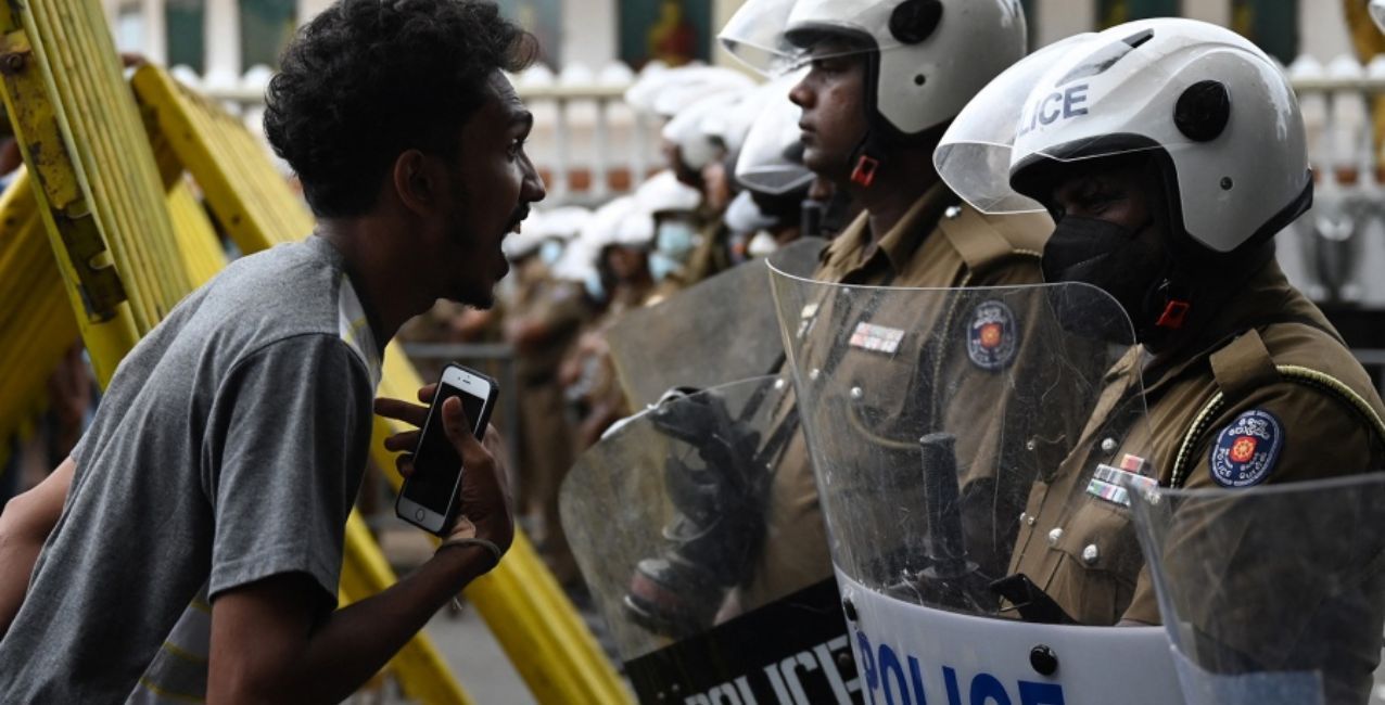 Las fuerzas de seguridad de Sri Lanka desalojaron a manifestantes con un violento operativo