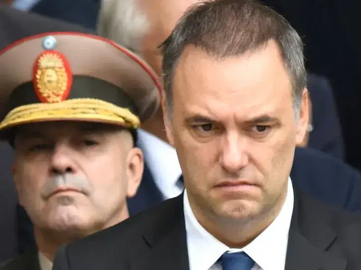 La Justicia le prohibió a Manuel Adorni salir del país sin autorización previa