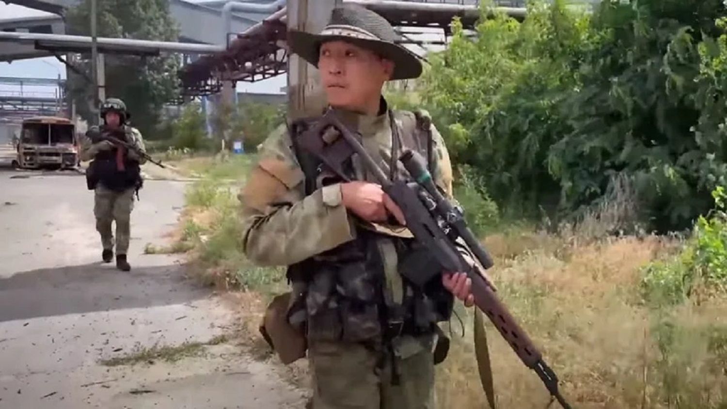 ¡INVASIÓN RUSA! Difunden video de mercenarios prorrusos castrando a un prisionero ucraniano