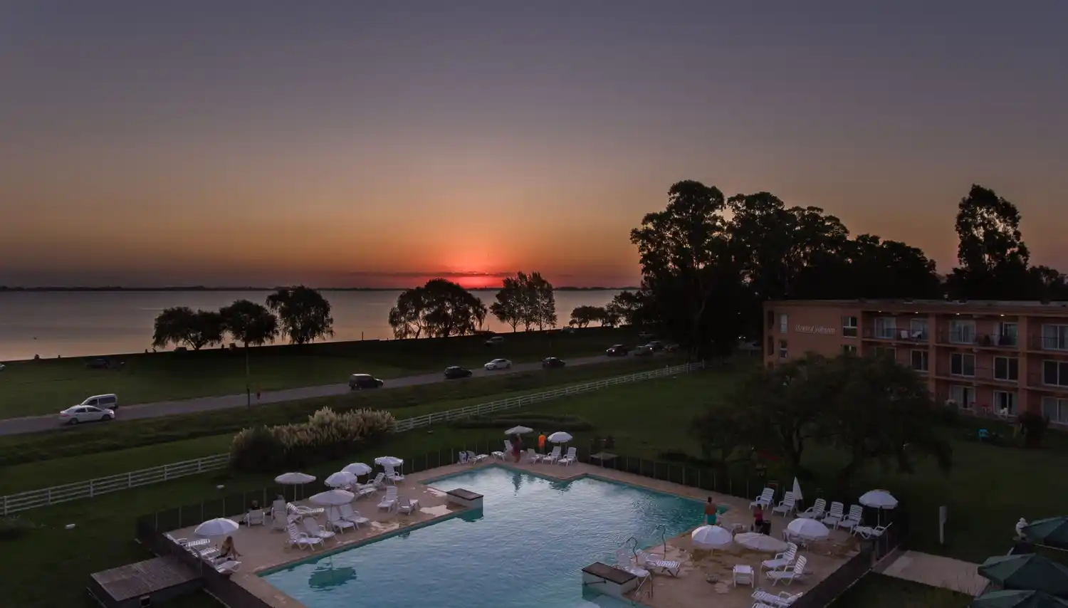 Qué ofrece el hotel Howard Johnson Chascomús