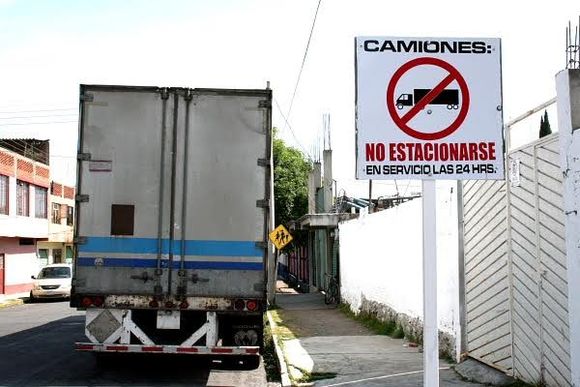Multarán a los camiones estacionados en lugares indebidos