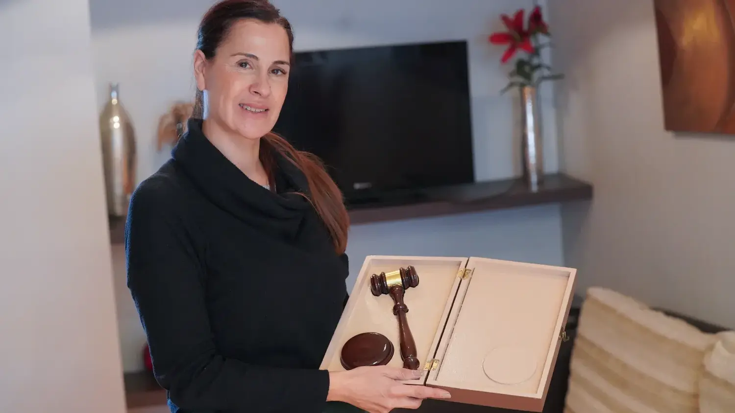 Mariana Ortega con el martillo con el que hará la subasta