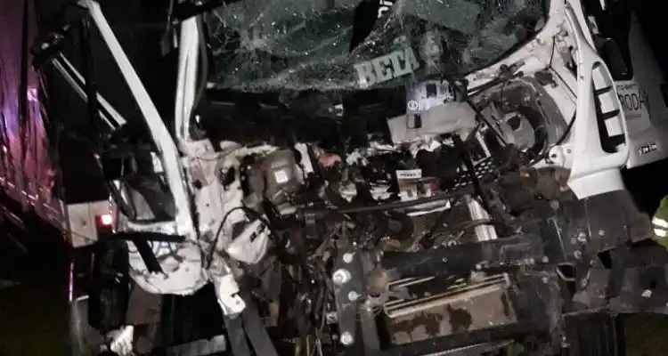 Ruta 9: Chocaron dos camiones y un conductor sufrió heridas leves