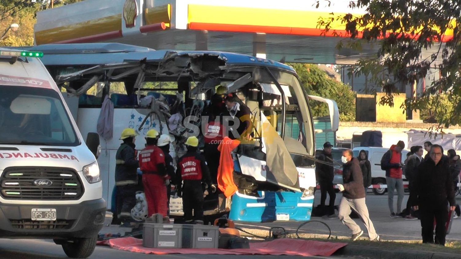 Arequito: un colectivo chocó contra un camión que estaba estacionado sobre la banquina