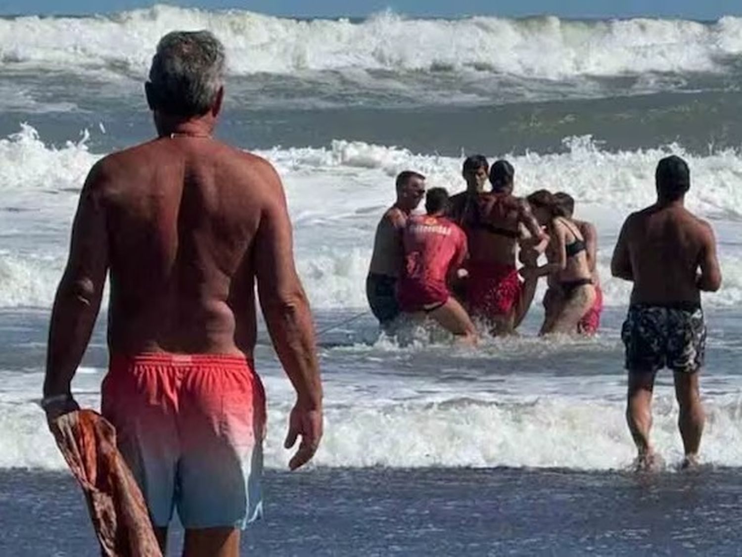 Un turista de 59 años murió ahogado frente a su familia en una playa de Claromecó