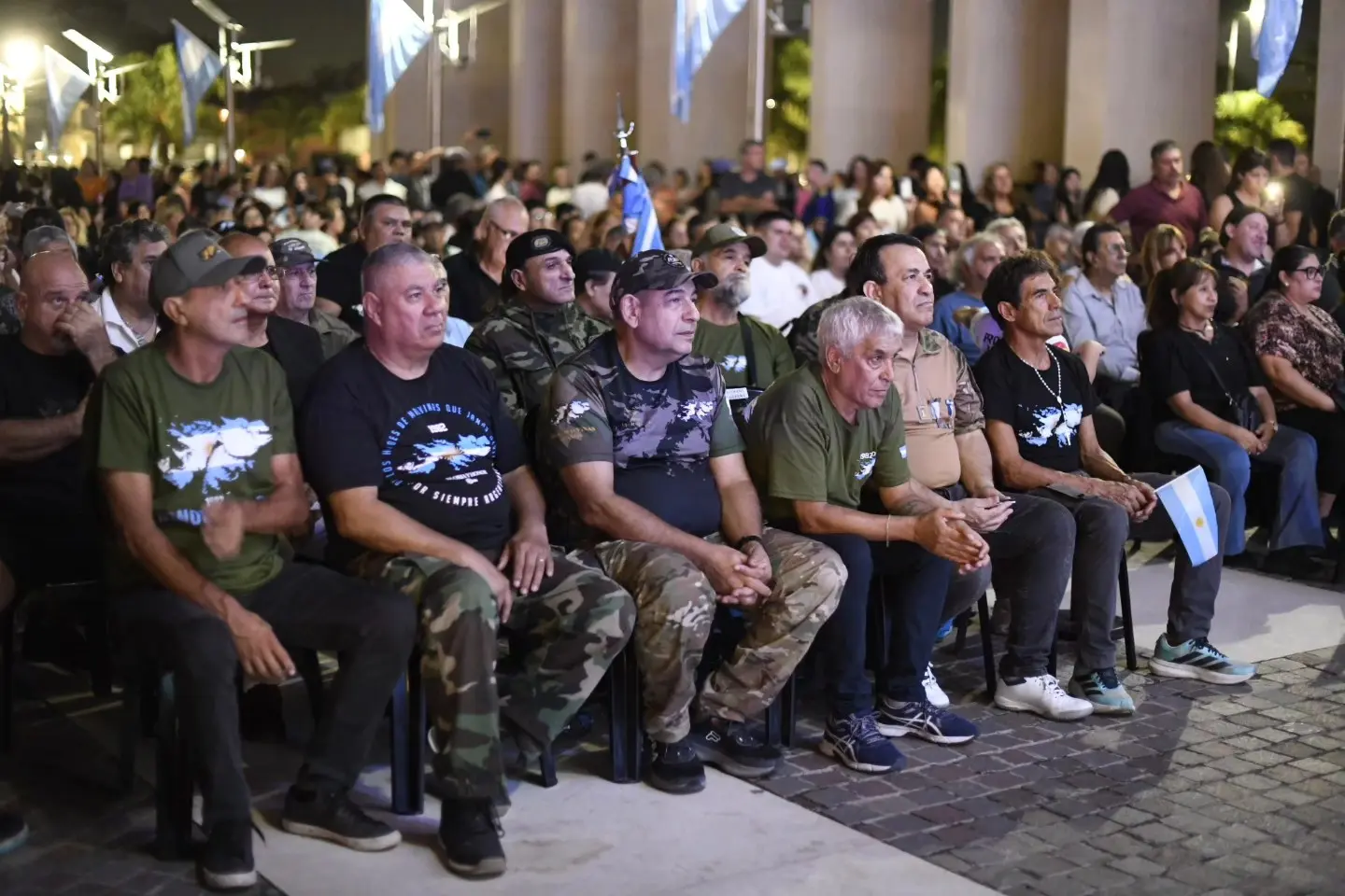 Vecinos, familias, instituciones y veteranos se reunieron para esperar la medianoche.