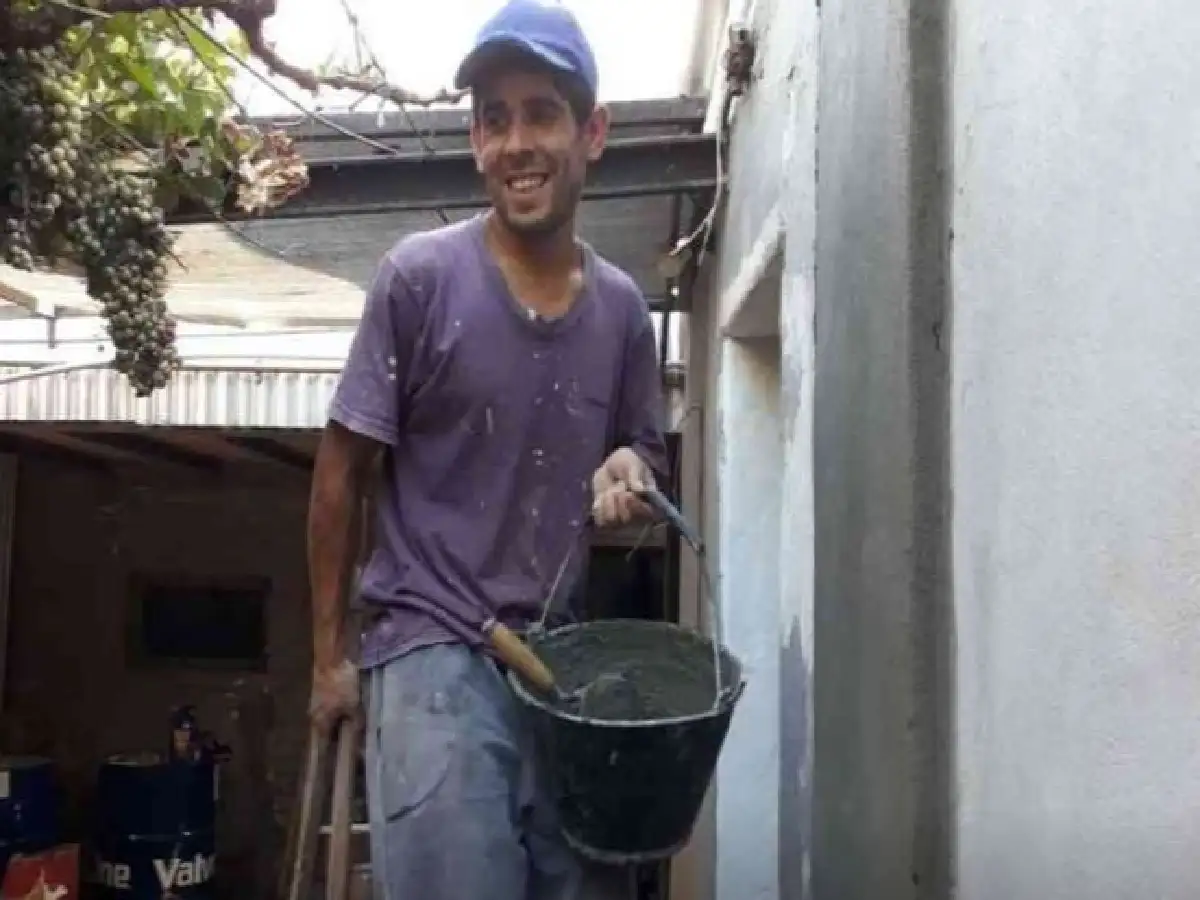 Un albañil encontró 250.000 pesos entre los escombros  y los devolvió al dueño en Mendoza