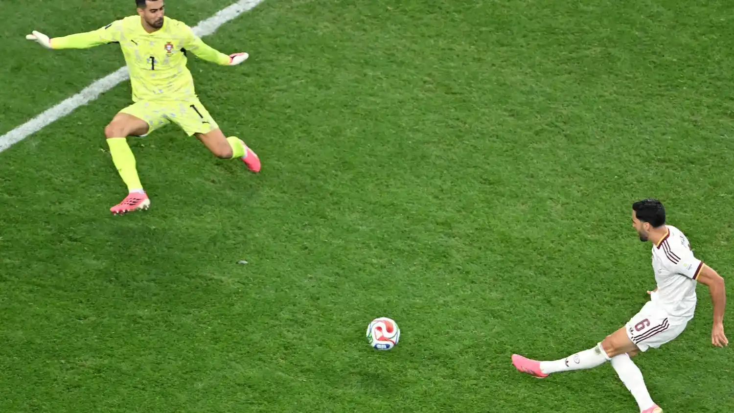 Merino resuelve frente a Diogo Costa, para la victoria española.