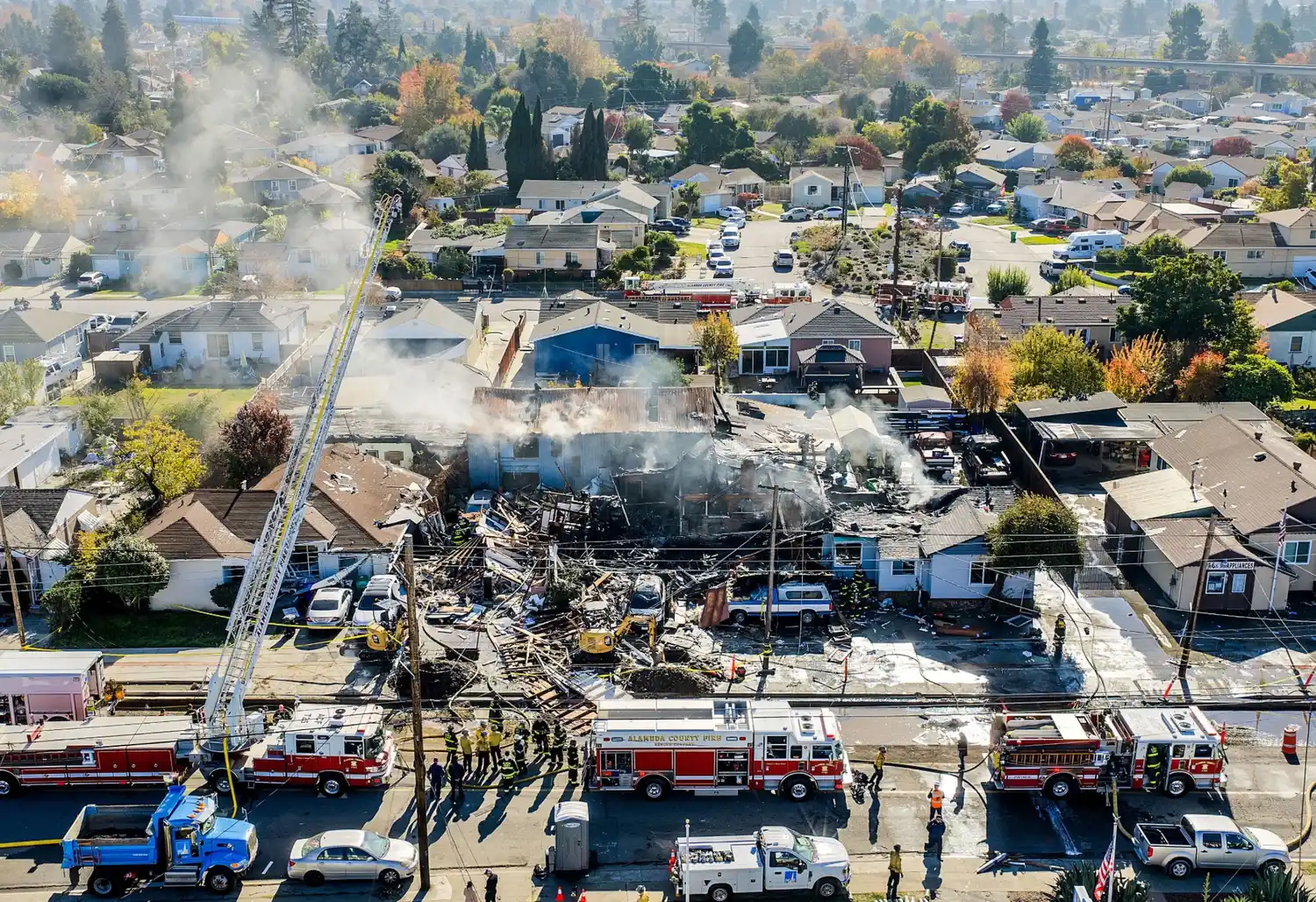 El estallido, provocado por una fuga de gas natural,dañó varias propiedades cercanas.