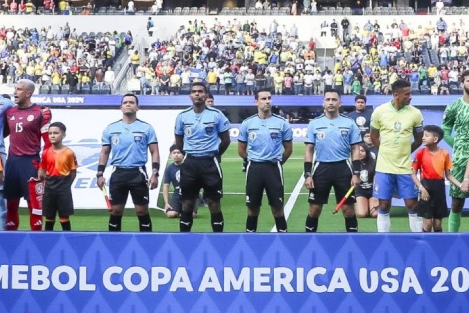 Ramos dirigiendo Brasil-Costa Rica