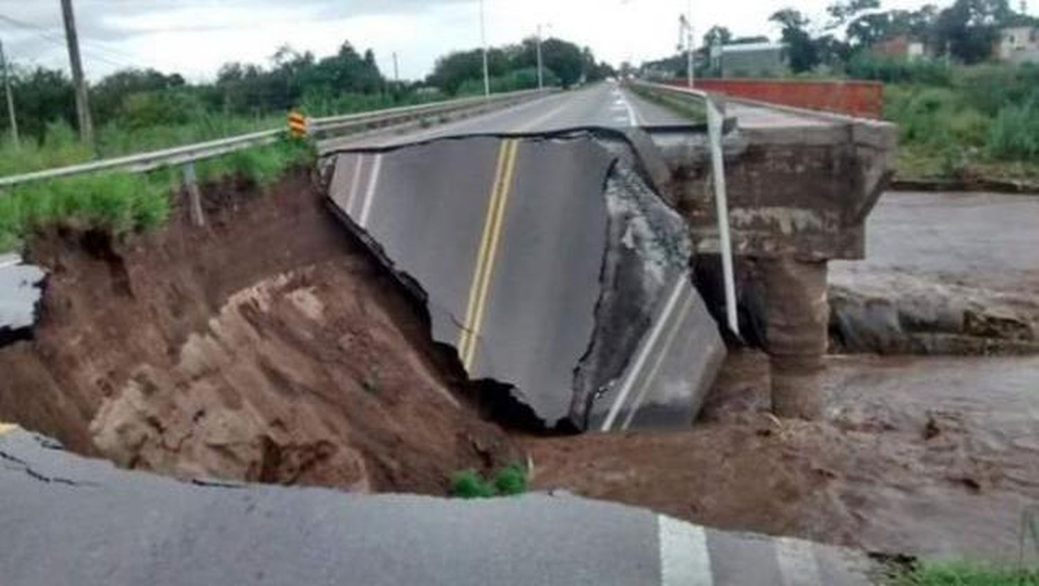 La lluvia volvió a Córdoba y se cayó un puente sobre la ruta 9