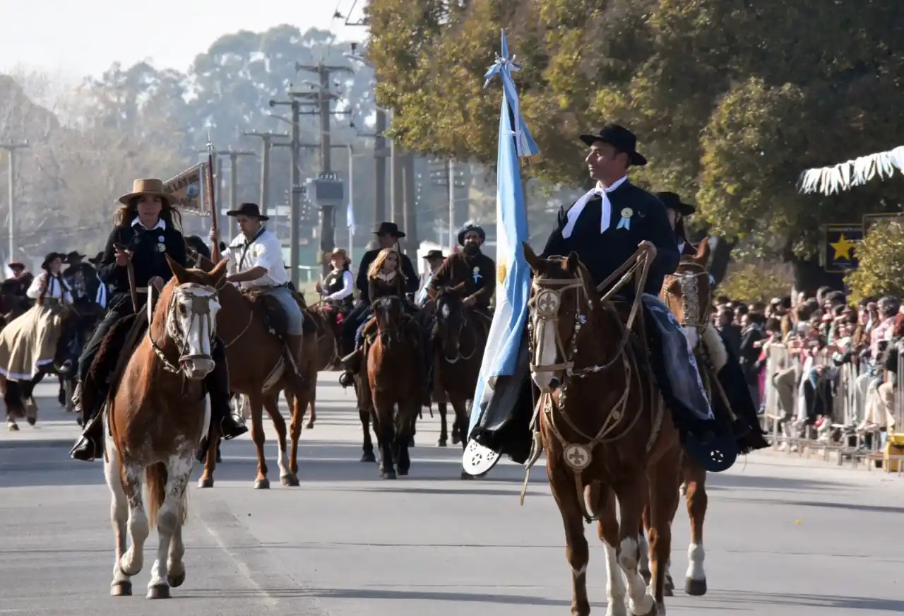 Se celebró el tradicional desfile por la Revolución de Mayo en Tandil.