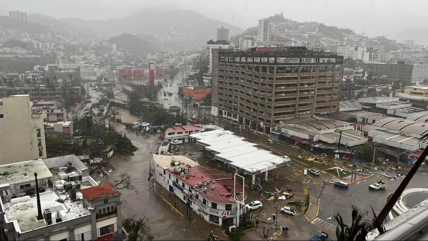 Paso de huracán Otis por México deja 27 muertos y daños materiales