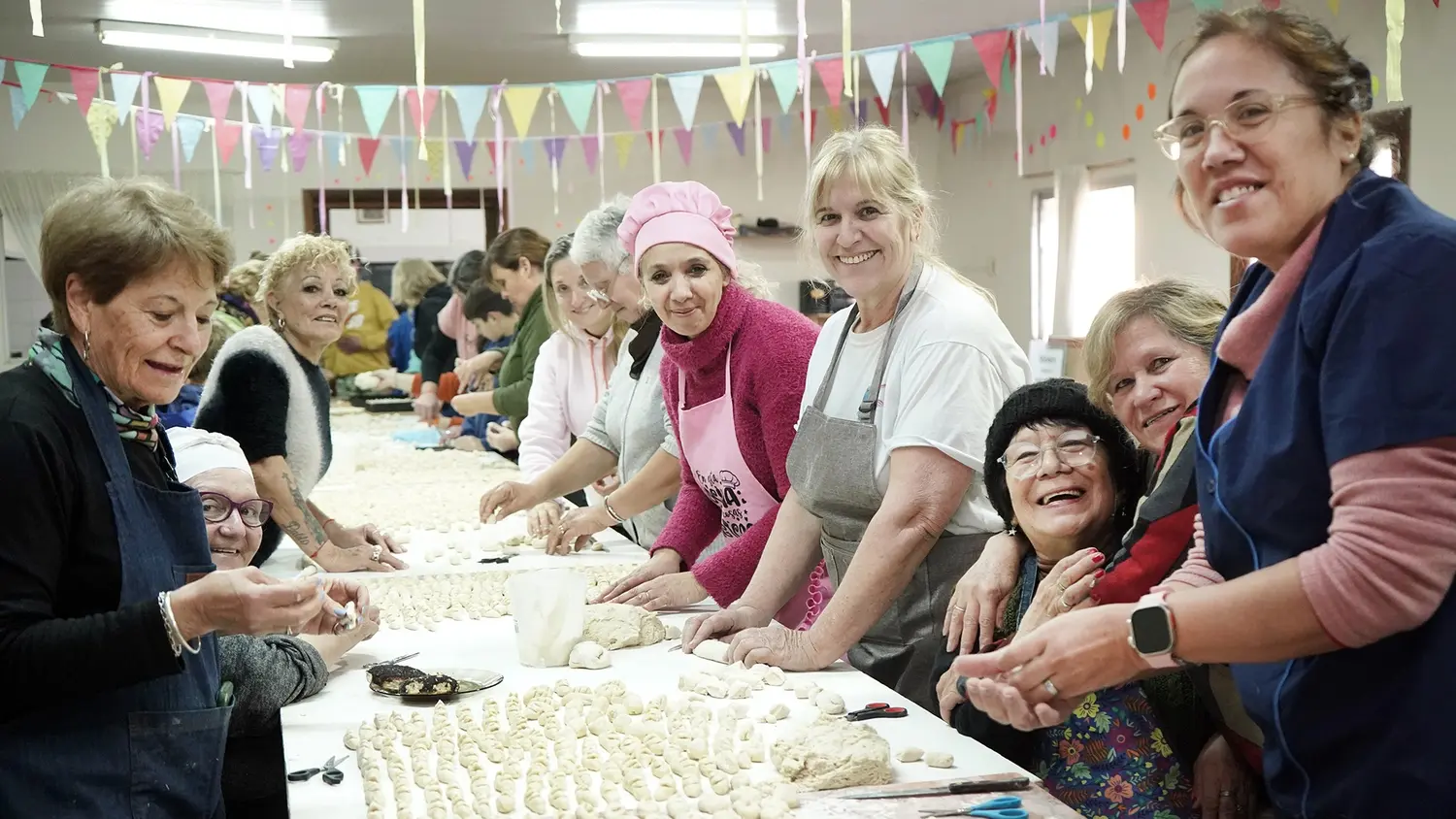 En plena tarea. Las voluntarias amasan pancitos para entregar en el día del santo