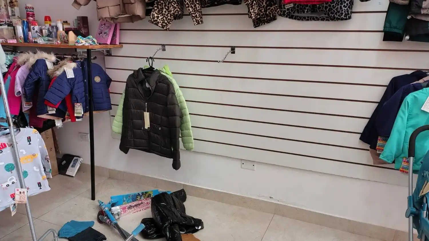 Más de 30 camperas de bebés se llevó el autor del ilícito en el local de pleno centro