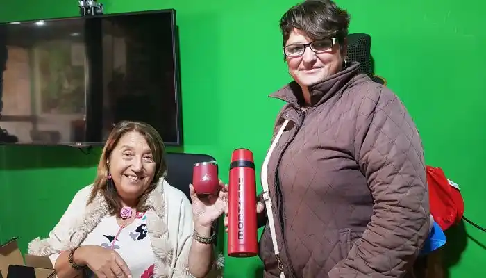 Sandra con su termo y mate Montagne