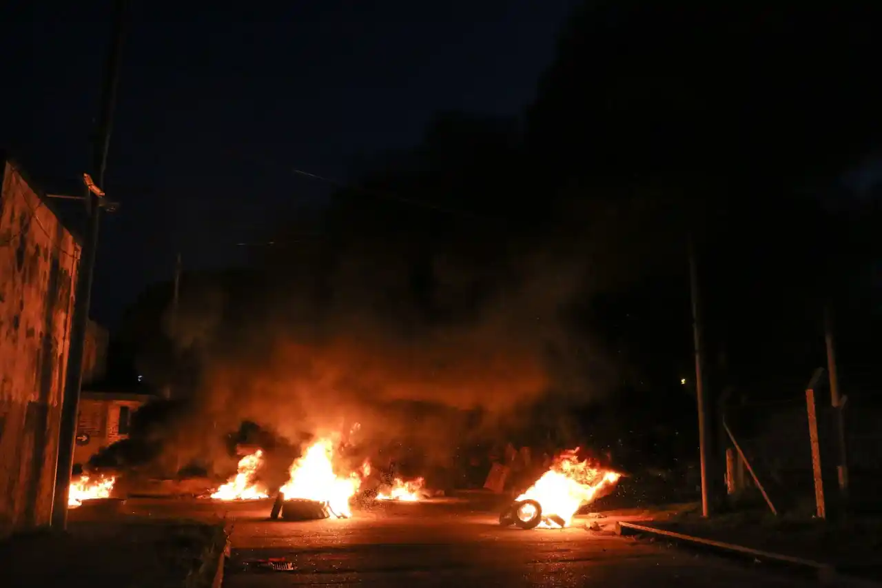 Detuvieron a una mujer por causar destrozos en la casa de "Los Catamanos"