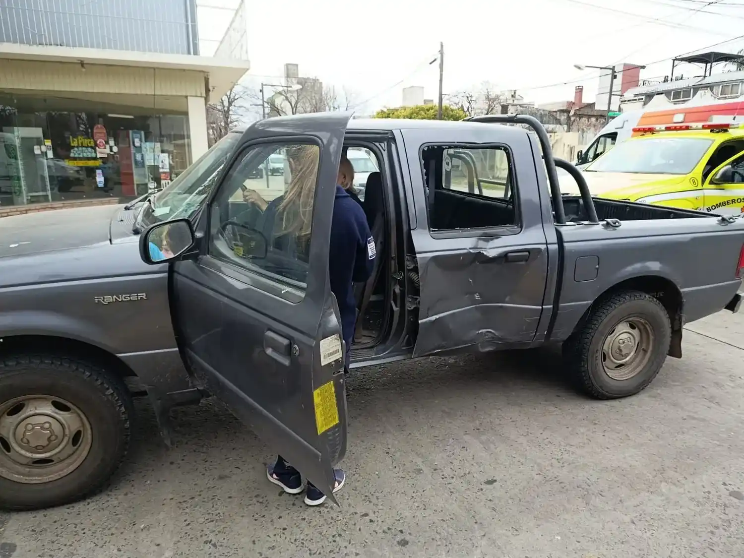 El lateral izquierdo de la camioneta muestra las huellas del impacto. Foto: BVVT