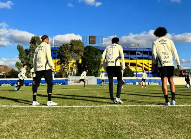 El Santos entrenó con la Bombonera de fondo (Foto: X/@santosfc)
