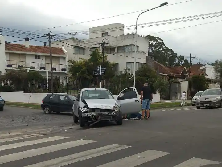 Fuerte choque entre dos autos en Monseñor de Andrea e Ituzaingó
