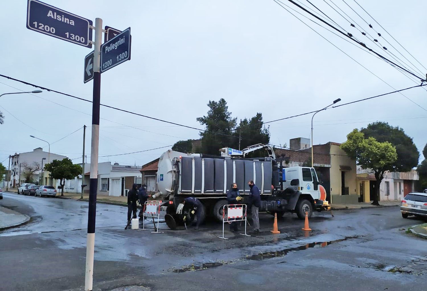 Obras Sanitarias limpió los desechos cloacales que emanaron de las alcantarillas