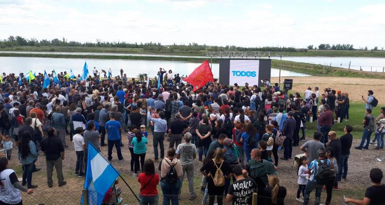 Axel Kicillof encabezó el acto de cierre de campaña de Ester Noat y pidió “votar boleta completa”