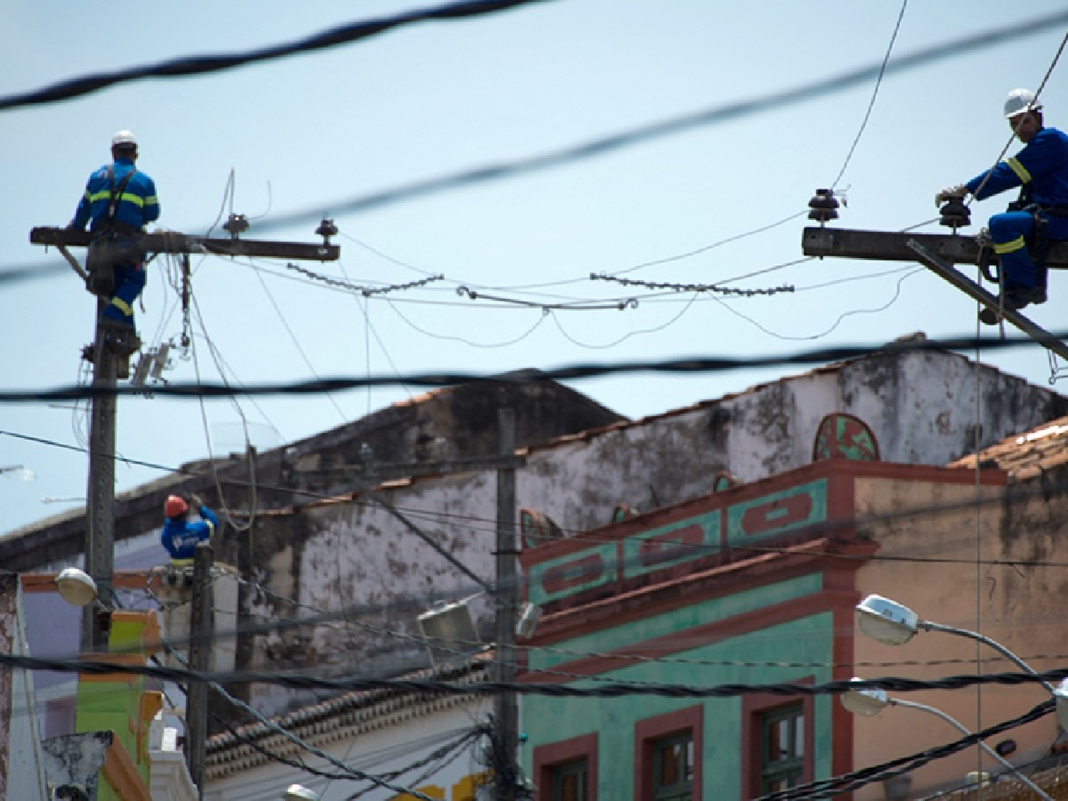 Bolsonaro privatizó Eletrobras y vetó protecciones sociales para los trabajadores