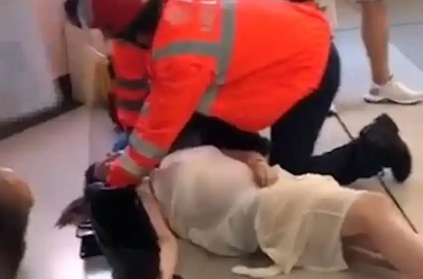 Video: una patota atacó a una embarazada en una estación del metro en Hong Kong