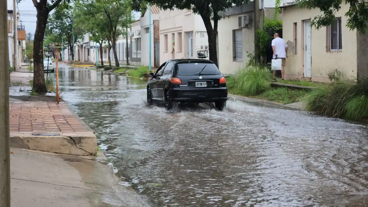 La fuerte lluvia de la mañana anegó Ameghino y Alvear y complicó el tránsito en Rafaela