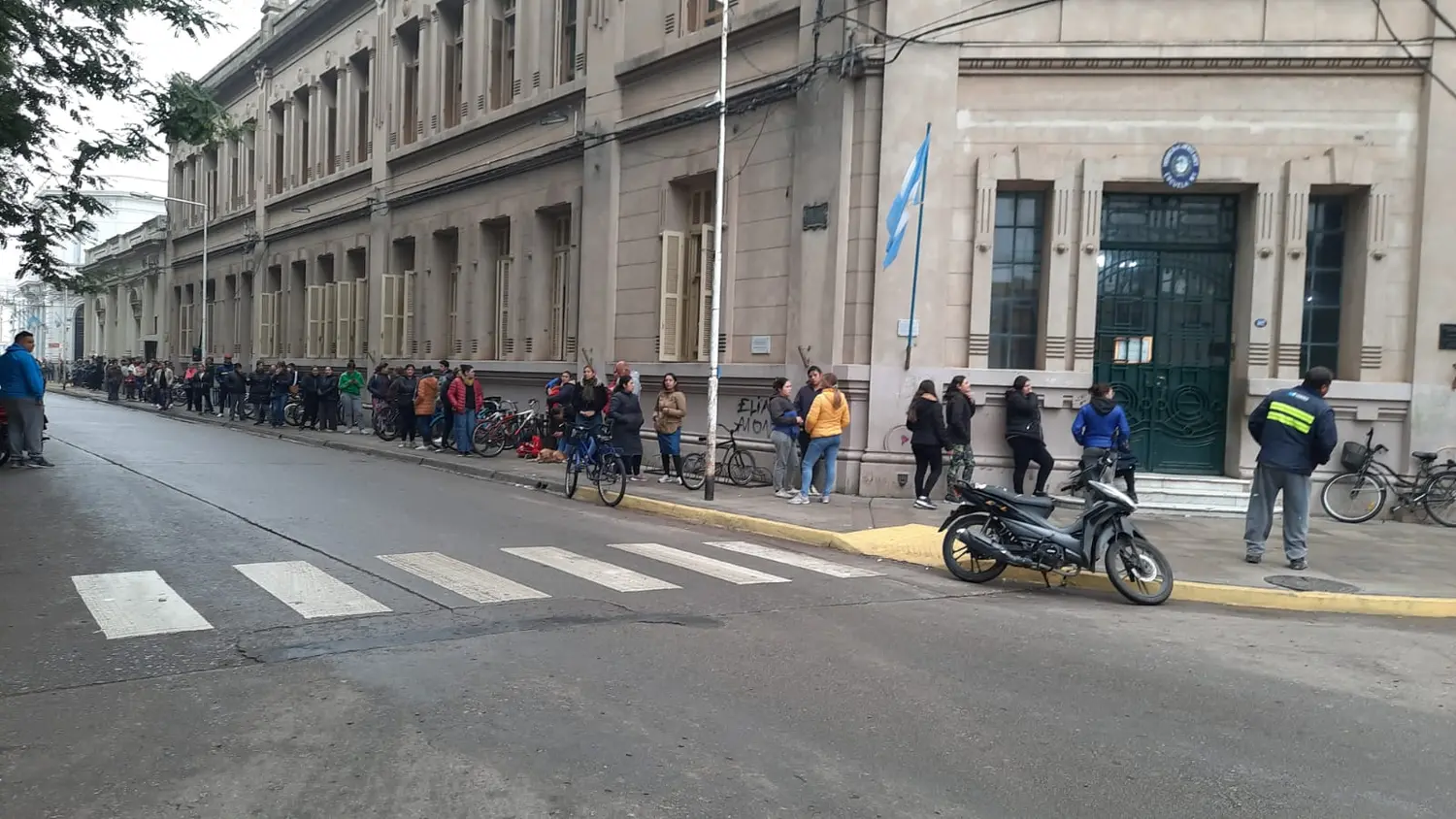 Larga cola en la escuela 1 para retirar la mercadería de los chicos