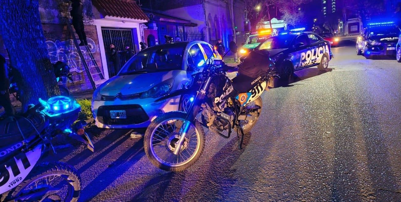 Policías treparon a los techos para dar con el sospechoso que intentaba escapar.