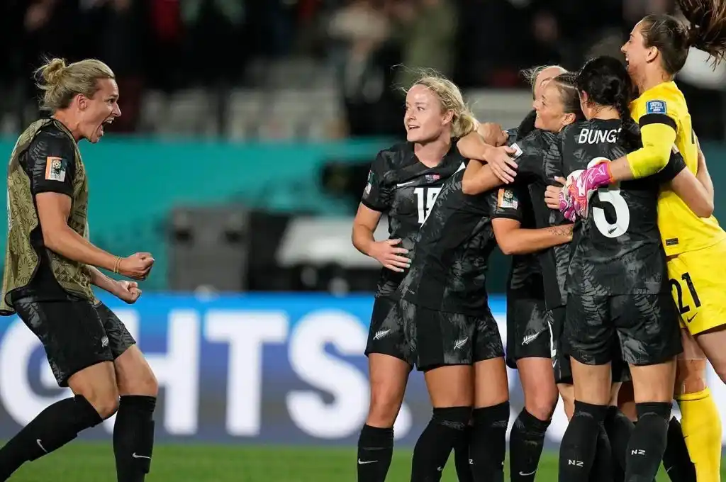 El equipo neozelandés festejó la victoria en el encuentro inaugural del Mundial Femenino.
