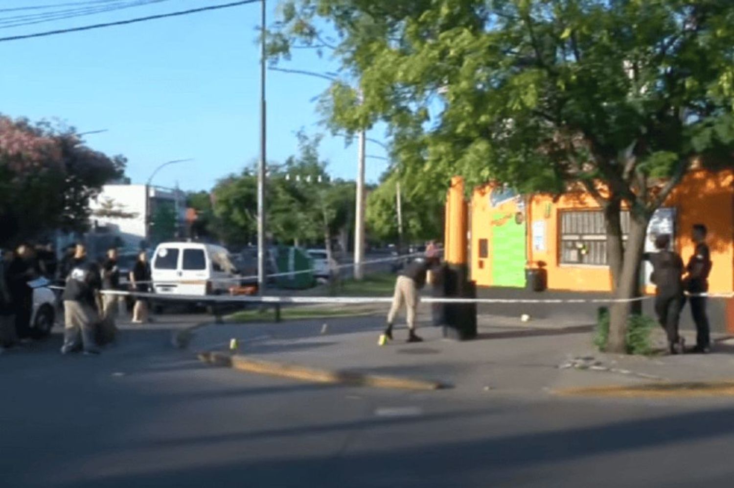 Delincuentes en moto balearon un minimarket en Rosario: una empelada resultó herida