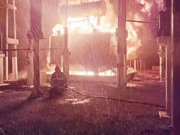Bomberos controlaron un incendio crítico en una Estación Transformadora tras la caída de un rayo
