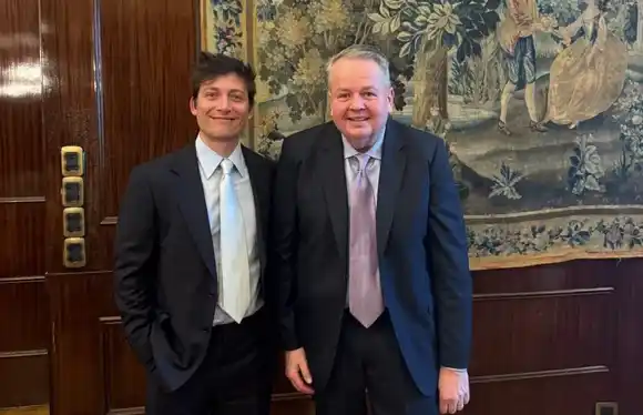 El asesor Santiago Caputo recibió en la Casa Rosada a Barry Bennett, el "estratega" de Donald Trump